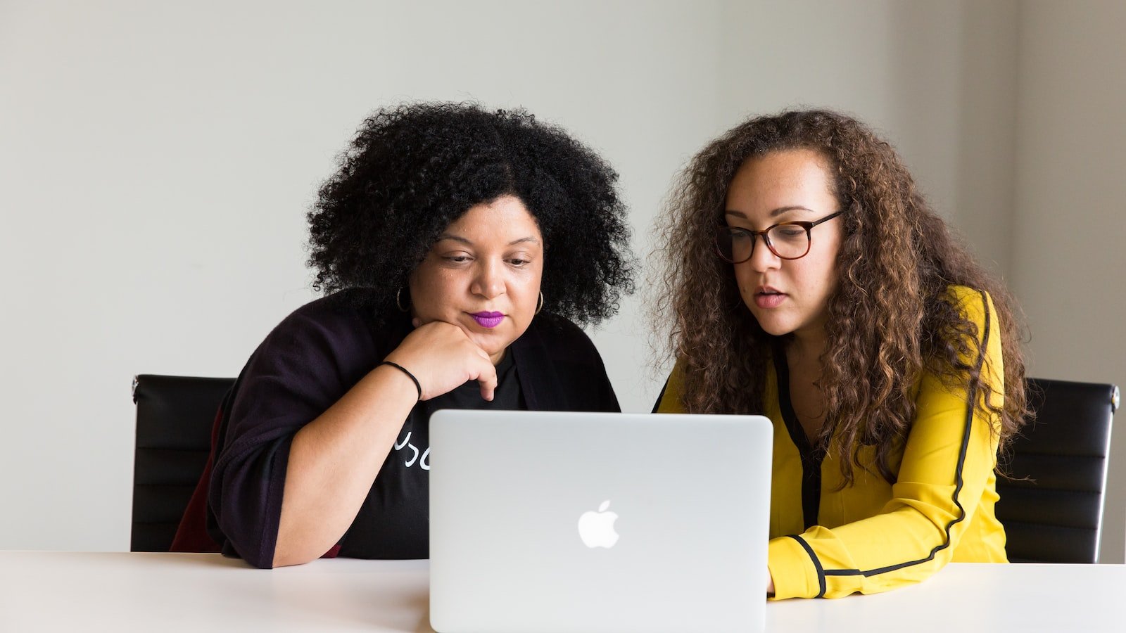 Setting the First Impression: Understanding the Ascendant's Impact in Online Dating Profiles