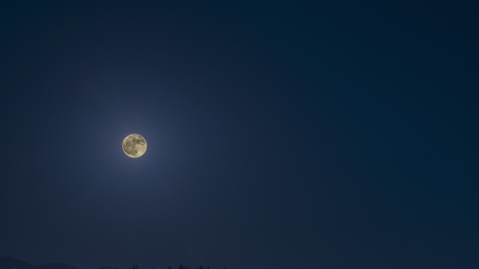 Full Moon Frenzy: How Lunar Energy Affects Your Emotions
