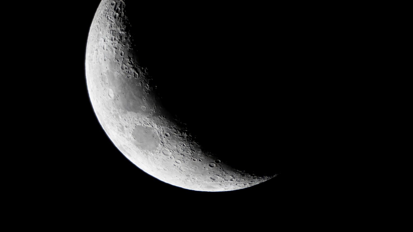 Heading 1: Illuminating Romance: Exploring the Mysterious Influence of the Moon on First Dates